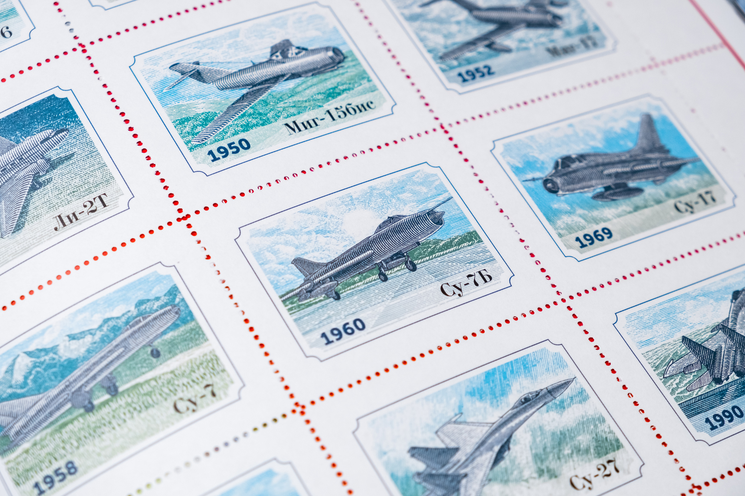 дизайн корпоративных марок, Необычно оформили каталог всех видов самолетов, выпускавшихся за 85 лет: одна из страниц стилизована под отрывной лист с почтовыми марками.